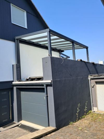 Terrassenüberdachung mit Milchglasoptik für mehr Sichtschutz