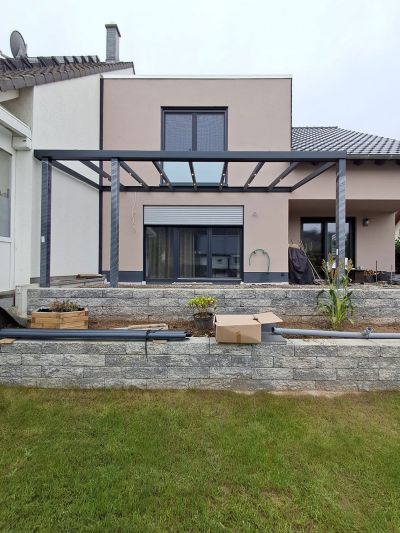 Terrassenüberdachung mit stabiler Konstruktion und Glasdach