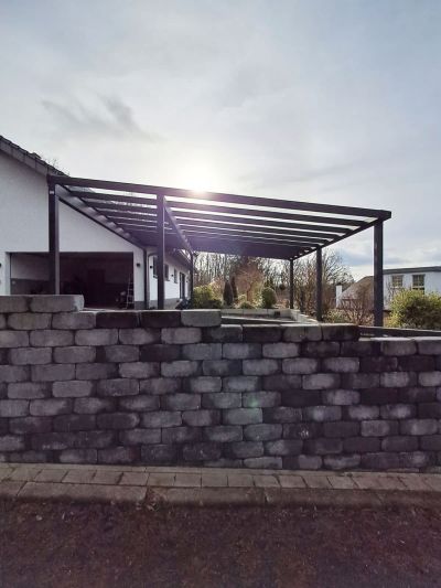 Überdachte Terrasse mit klarer Dacheindeckung und Sitzplatz