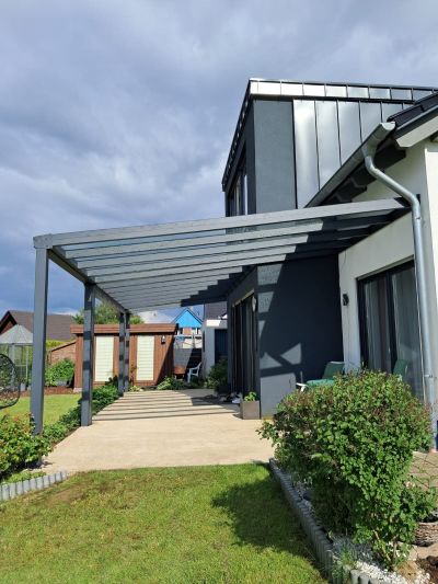 Aluminium-Terrassendach mit transparentem Dach und Regenrinne