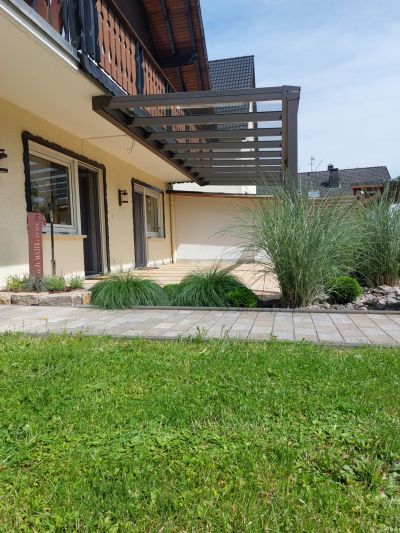 Terrassenüberdachung aus Aluminium mit Glasdach am Haus